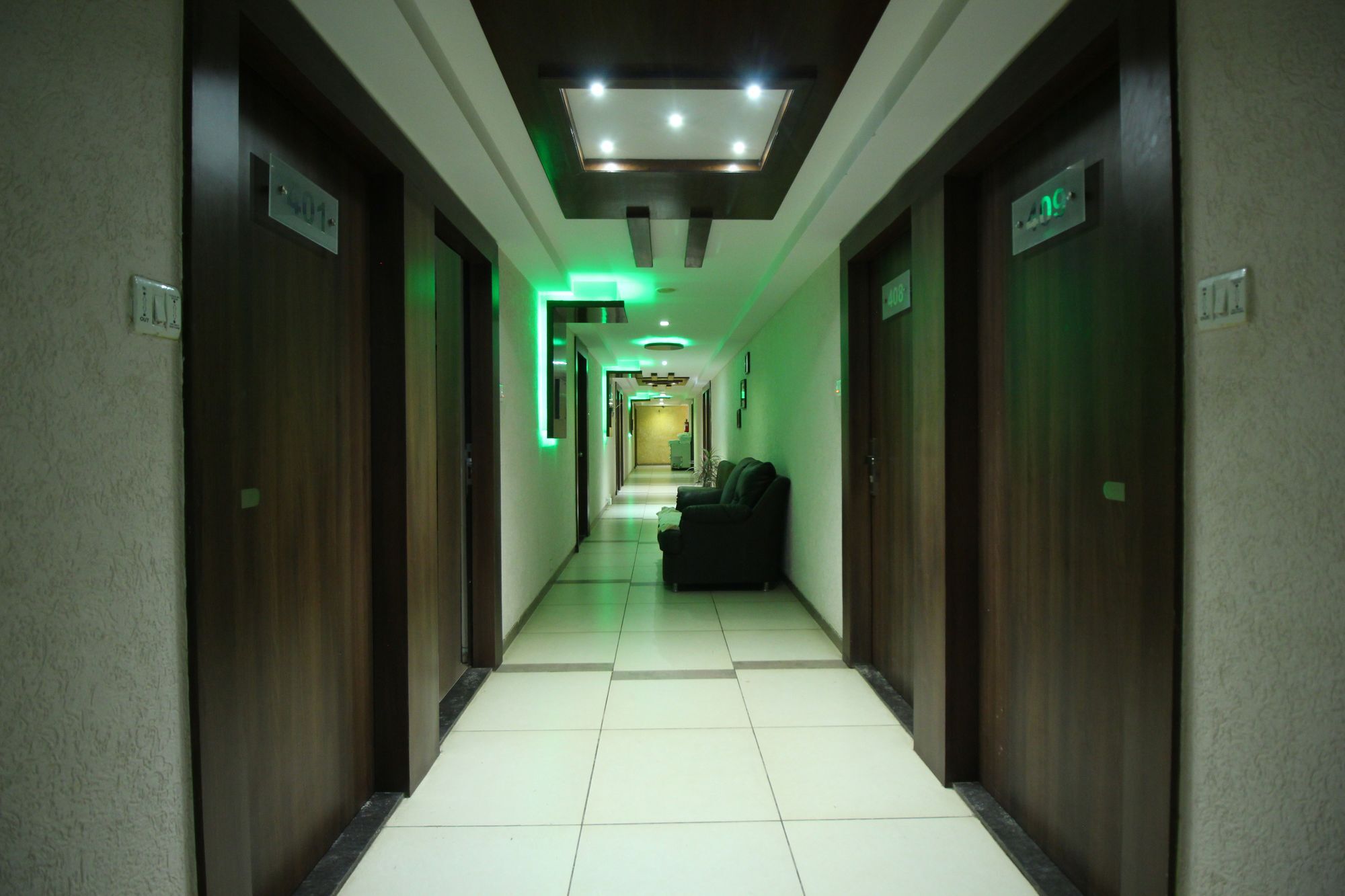 Oyo 4161 Hotel Shailly Inn Amhedabad Dış mekan fotoğraf