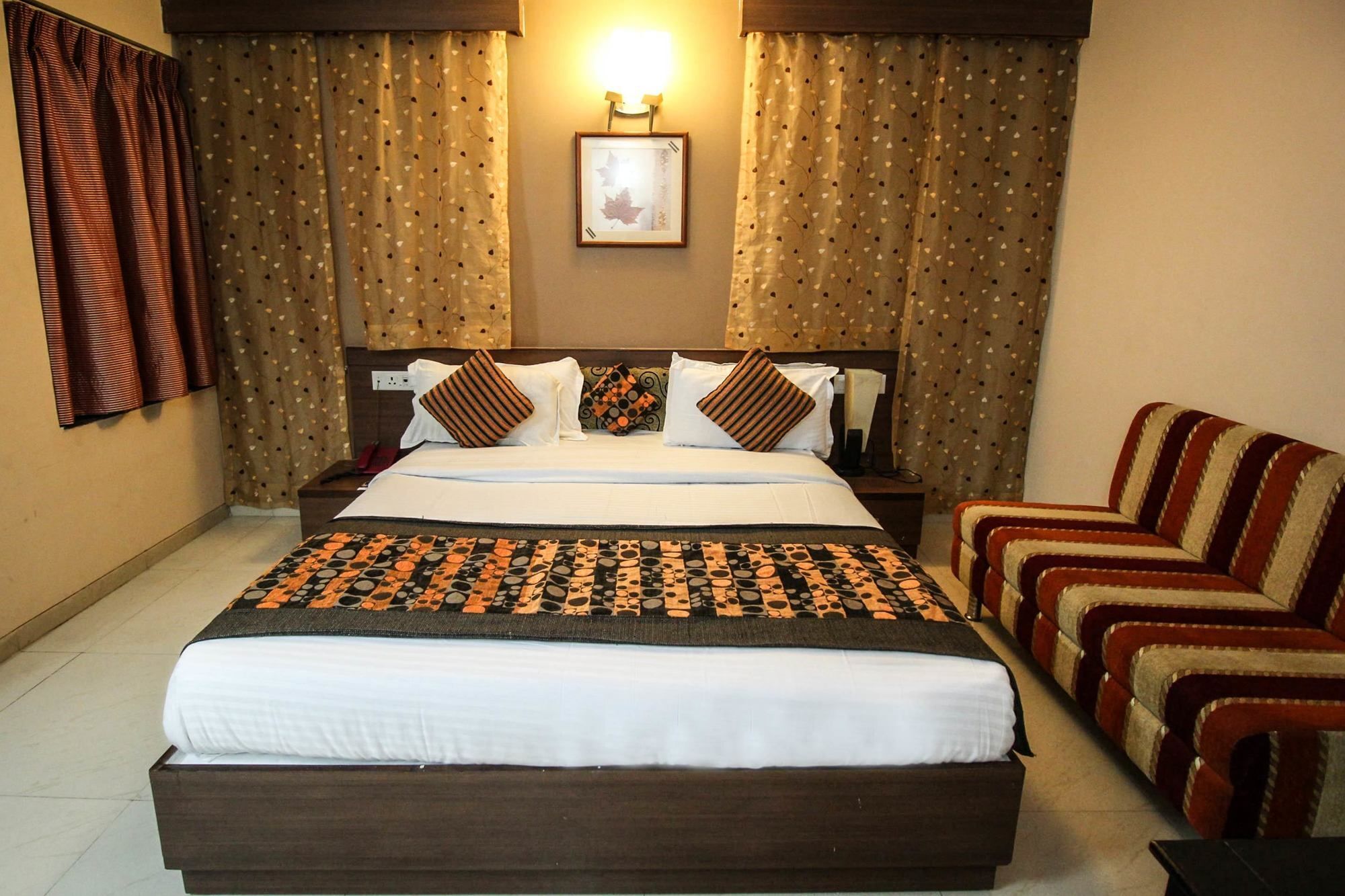 Oyo 4161 Hotel Shailly Inn Amhedabad Dış mekan fotoğraf