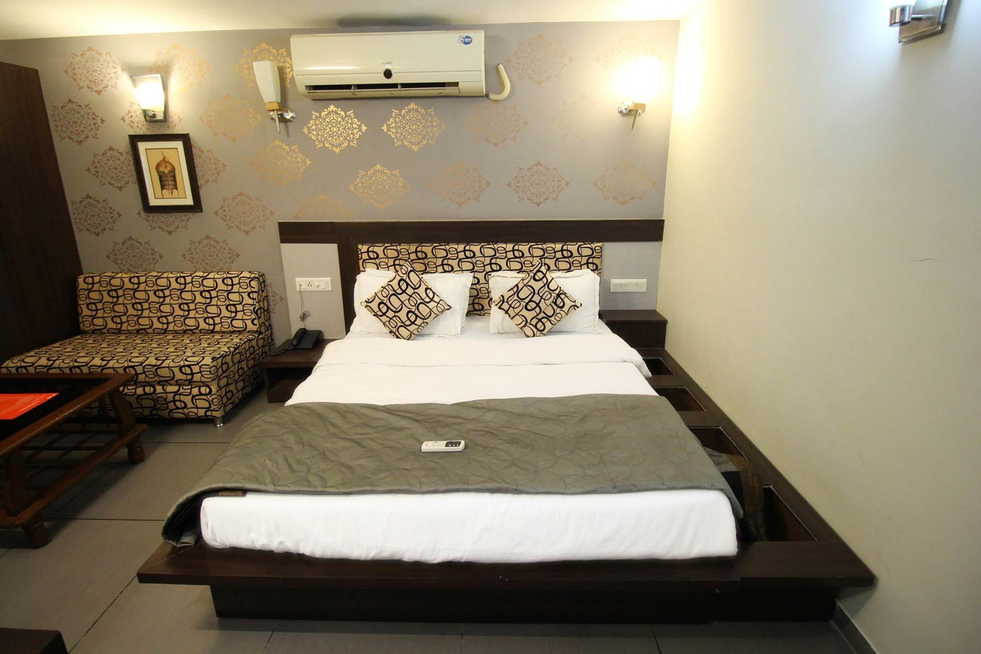 Oyo 4161 Hotel Shailly Inn Amhedabad Dış mekan fotoğraf
